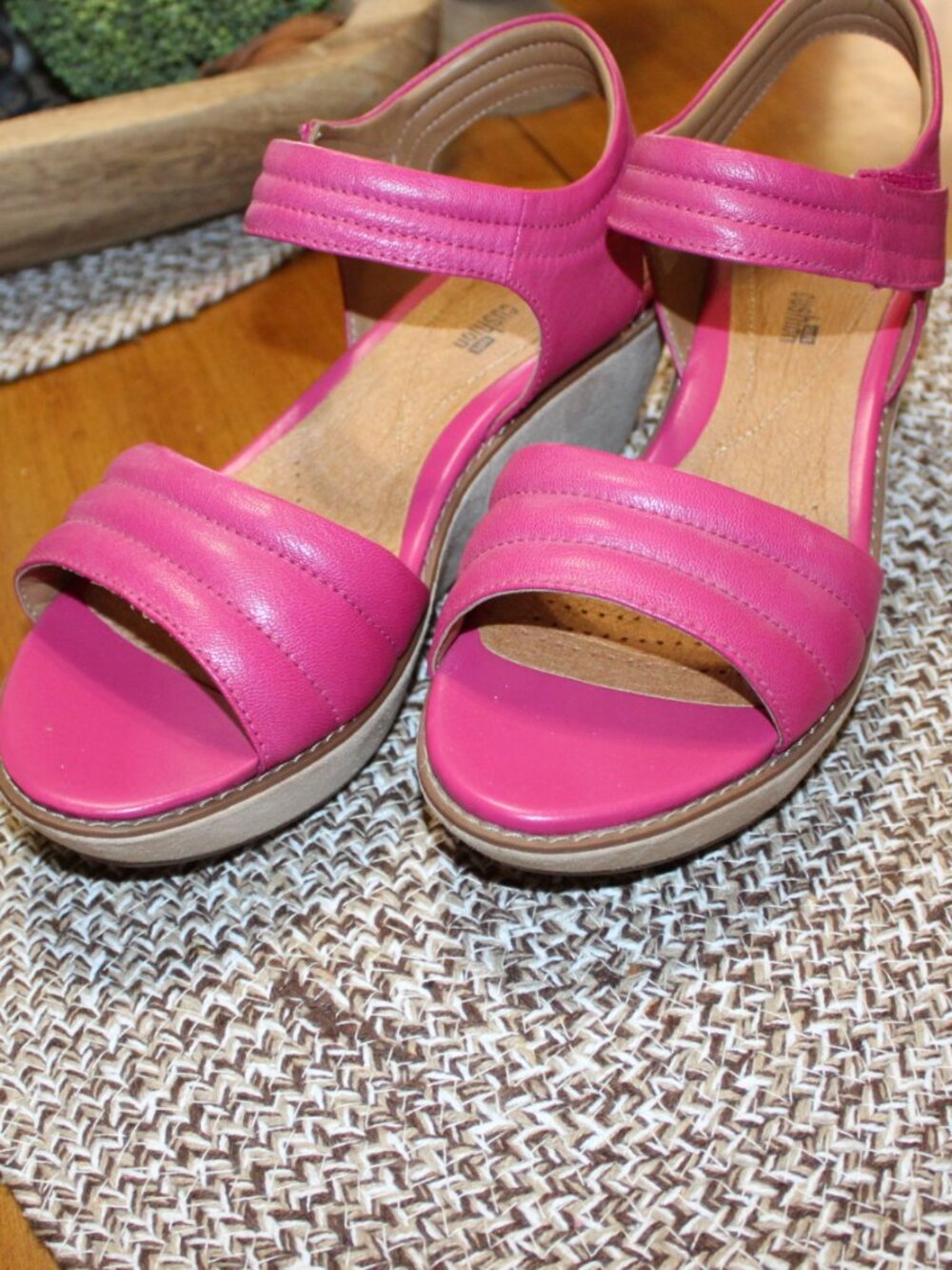 NWT Clark Hazelle Alba Quilted strap wedge sandals 9 1/2 WIDE FABULOUS!! - Picture 5 of 13